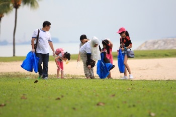 SABIC volunteers and the children during the park and beach clean-up activity in the morning. SABIC volunteers and the children during the park and beach clean-up activity in the morning.