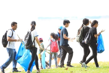 SABIC volunteers and the children during the park and beach clean-up activity in the morning.