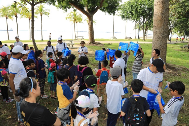 Safety briefing conducted by SABIC volunteers before the clean-up activity.