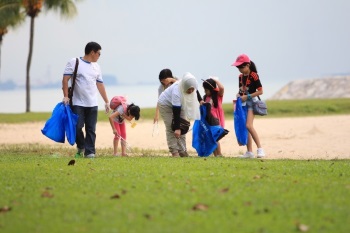 SABIC volunteers and the children during the park and beach clean-up activity in the morning.