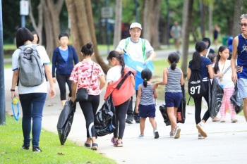 SABIC volunteers and the children during the park and beach clean-up activity in the morning.