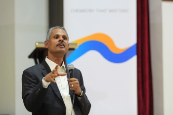 Janardhanan Ramanujalu, Vice President and Region Head for South Asia & ANZ, SABIC addressing the students before the prize award ceremony.