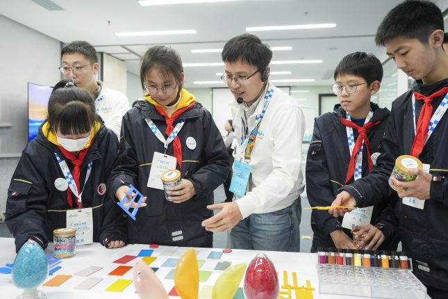 SABIC employee volunteers organized a tour for students to visit the SABIC Plant