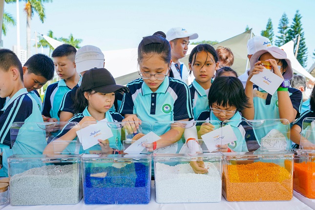 20230607-During SABIC's 2023 Open-to-Public Day, public participated in an interactive activity themed on Footprints of Recycled Particles